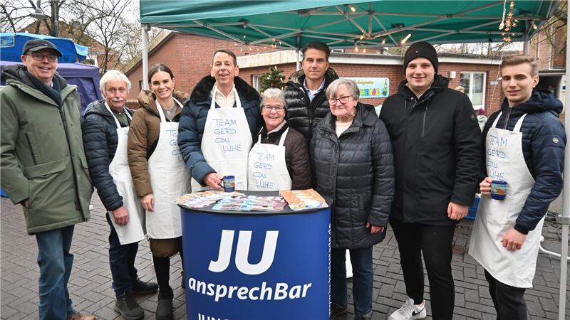 CDU Lühe schickt Gerd Dehmel als Bürgermeister-Kandidaten ins Rennen Team Dehmel am Stand auf dem Weihnachtsmarkt in Steinkirchen.