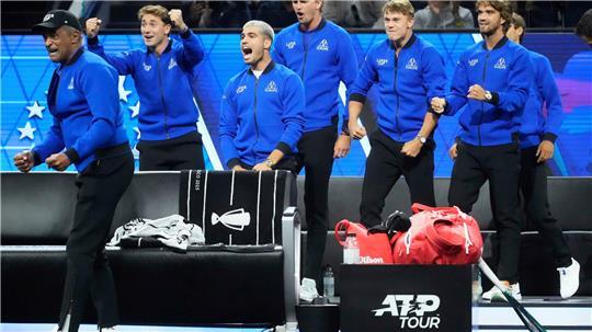 Team Europa mit dem Deutschen Alexander Zverev (4. v. l.) liegt beim Laver Cup gegen Team Welt in Führung.