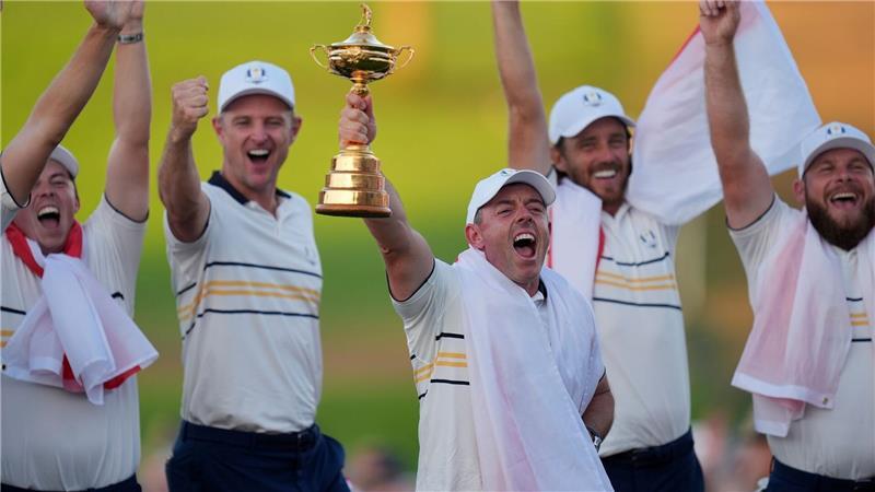 Team Europas Rory McIlroy halt dem Sieg im Ryder Cup auf dem auf dem Bethpage Black Golfplatz die Trophäe.