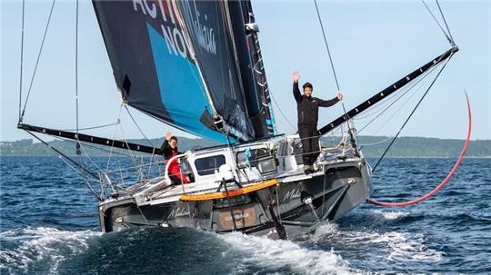 Team Malizias Skipper Boris Herrmann winkt von der „Malizia - Seaexplorer“.