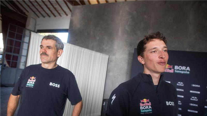 Gemeinsam gegen Pogacar - Lipowitz: „Habe anderes Standing“ Teamchef Ralph Denk (l.) verbindet große Hoffnungen mit Florian Lipowitz.