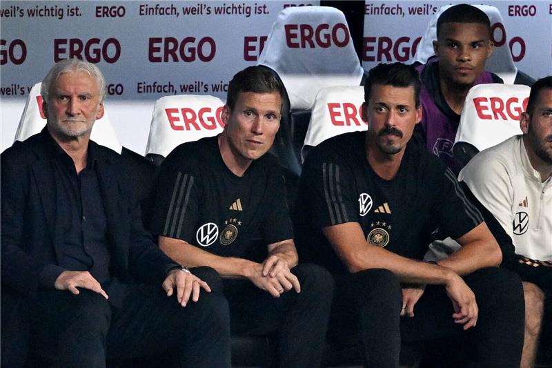 Völler als Bundestrainer: Bleibt es wirklich beim Kurzeinsatz? Teamchef Rudi Völler (l) und seine beiden Assistenten Hannes Wolf (2.v.l.) und Sandro Wagner (3.v.l.) sitzen beim Länderspiel auf der Trainerbank. Foto: David Inderlied/dpa