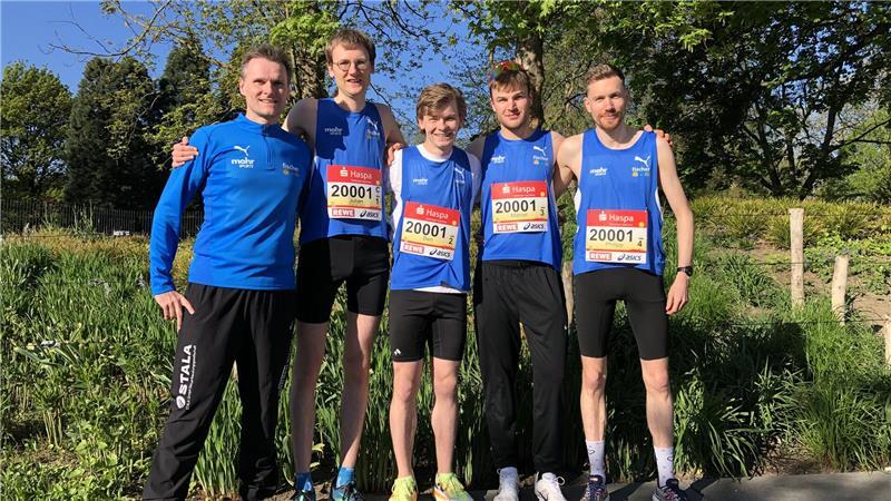 Teamchef Udo Feindt (links) ist stolz: Das Fischer-Mohr-Laufteam hat den Staffelwettkampf beim Hamburg Marathon gewonnen.