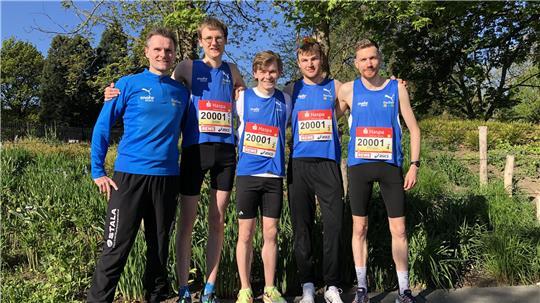 Teamchef Udo Feindt (links) ist stolz: Das Fischer-Mohr-Laufteam hat den Staffelwettkampf beim Hamburg Marathon gewonnen.