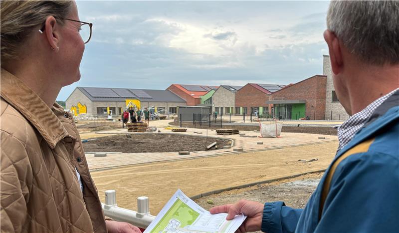 Teamleiterin Andrea Hunold und Bauamtsleiter Roger Courtault begutachten den Neubau der Grundschule BliNo.