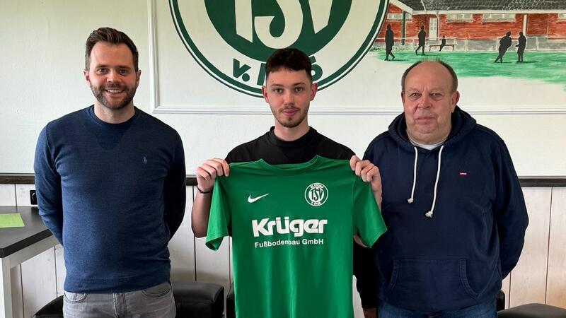 Teammanager Nils Gosebeck (links) und Trainer Hartmut Mattfeldt mit Justin Birkholz.