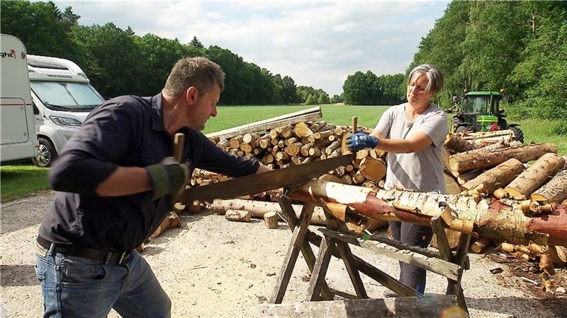 „Bauer sucht Frau“: Wie Michaels Hofdamen mit anpacken Teamplayerin oder nicht? Michael testet, wie gut seine Hofdamen beim Holzsägen sind. Christine besteht den Test. „Oberliga“, sagt Michael. Foto: RTL