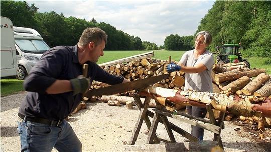 Teamplayerin oder nicht? Michael testet, wie gut seine Hofdamen beim Holzsägen sind. Christine besteht den Test. „Oberliga“, sagt Michael. Foto: RTL