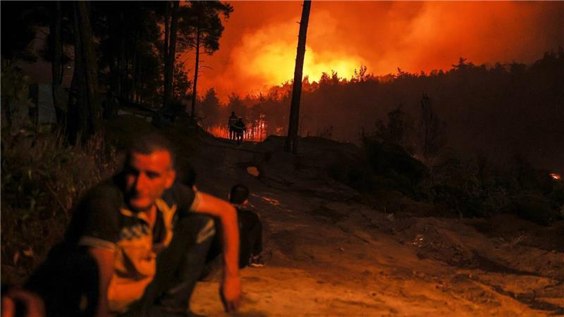 Bilder des Tages Teams des syrischen Zivilschutzes und Freiwillige bekämpfenden zehnten Tag in Folge die Flammen eines Waldbrandes in der Nähe der Stadt Kasab in der Provinz Latakia.