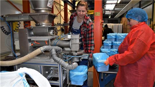 Teamwork bei der Waschmittel-Abfüllung: Renata Platon (links) und Ludmila Stein sind zufrieden mit der Vier-Tage-Woche. Die beiden Mitarbeiterinnen der Pit GmbH in Debstedt nutzen den freien Montag regelmäßig für private Termine. Foto: Schoener