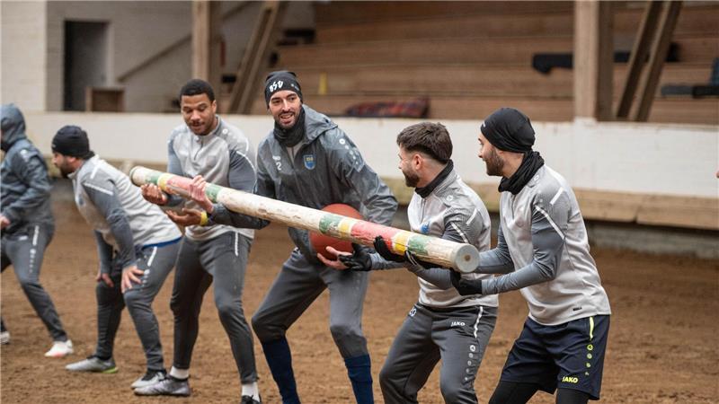 Teamwork war bei der ungewöhnlichen Trainingseinheit mit Medizinball und Hindernisstange gefragt.