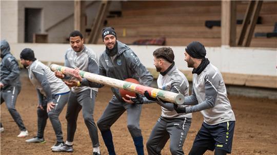 Teamwork war bei der ungewöhnlichen Trainingseinheit mit Medizinball und Hindernisstange gefragt.