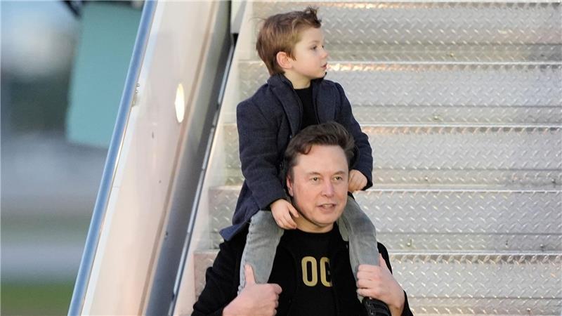 Musk kündigt „kinderfreundliche“ Version von Chatbot an Tech-Milliardär Elon Musk mit seinem Sohn X Æ A-Xii, genannt „Little X“. (Archivbild)