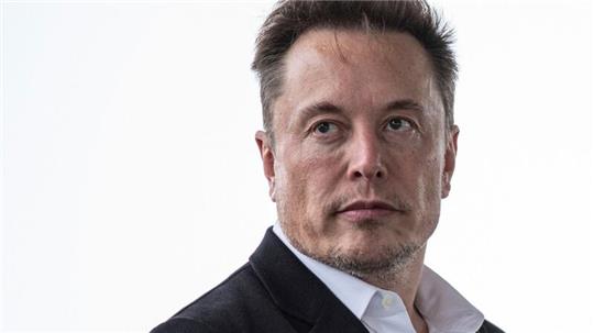 Tech-Milliardär Musk hat Twitter vor knapp einem Jahr für rund 44 Milliarden Dollar gekauft.