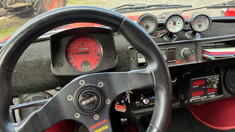 Fiat-Fans: Diese Altländer lieben ihre drei kleinen Italiener Technik pur statt Touchscreen: Blick auf das Armaturenbrett im Fiat 126.