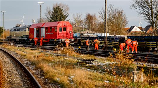 Techniker arbeiten an Waggons eines entgleisten Autozuges. Mehrere Waggons eines Autozuges sind am Montagmorgen in Niebüll (Nordfriesland) entgleist. Foto: Axel Heimken/dpa