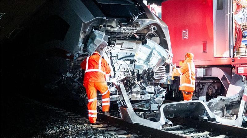 Techniker der Bahn arbeiten nach einem Zugunglück an einem beschädigten ICE in Hamburg.