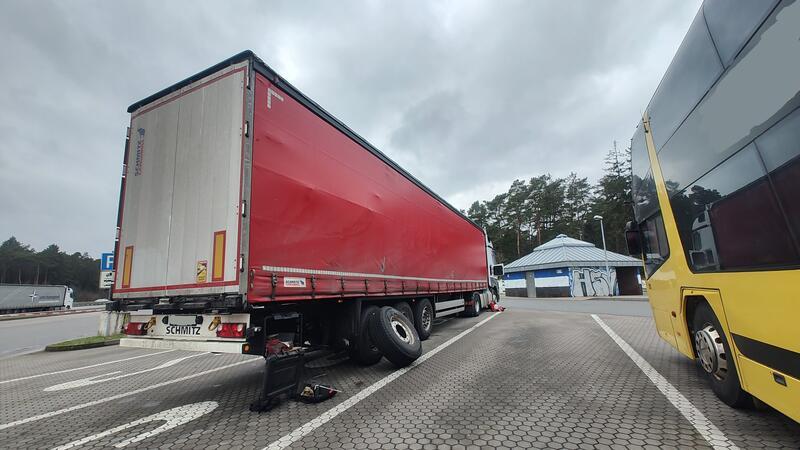 Überladene Lkw und zwei Festnahmen bei Großkontrolle auf der A1 Technische Mängel an einem Lkw erfordern Reparatur vor Ort.