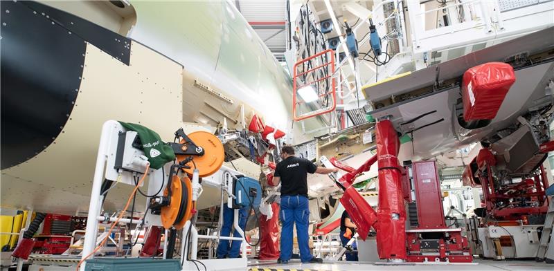 Technische Revolution bei Airbus in Finkenwerder: Kollegin Roboter hat Einzug gehalten in der vierten Endmontagelinie für die A320- Familie. „Luise“ und „Renate“ wurden die beiden genannt. Fotos Strüning