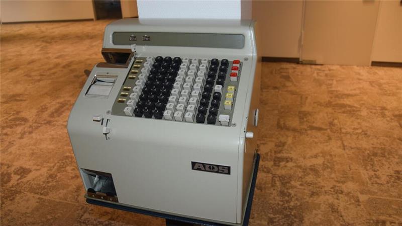 Technologie verändert sich rasant: Diese Registriermaschine ist mittlerweile nur noch Dekoration auf der Vorstandsetage der Sparkasse Harburg.