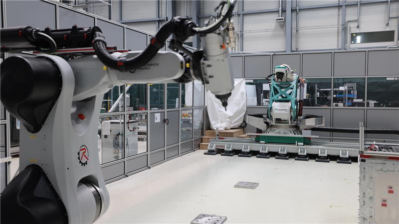 Technologietransfer für die industrielle Anwendung: Im Hintergrund die am Fraunhofer IFAM in Stade entwickelte flexible Fräskinematik, im Vordergrund die gemeinsam entwickelte Produktlösung von autonox Robotics.