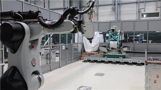 Technologietransfer für die industrielle Anwendung: Im Hintergrund die am Fraunhofer IFAM in Stade entwickelte flexible Fräskinematik, im Vordergrund die gemeinsam entwickelte Produktlösung von autonox Robotics.