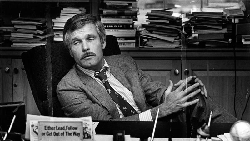 Ted Turner sitzt 1982 an seinem Schreibtisch im CNN Center.