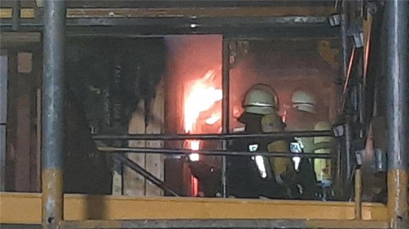 Kita mitten in Horneburg brennt Teerbahnen sollen am Mittwoch bei Handwerksarbeiten auf dem Dach verschweißt worden sein, berichtet die Horneburger Feuerwehr.