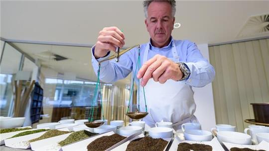 Teetester Stefan Feldbusch bereitet eine Verkostung vor und wiegt den Tee ab.