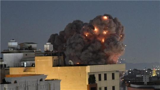 Teheran wird am Morgen erneut Ziel heftiger Luftangriffe. 