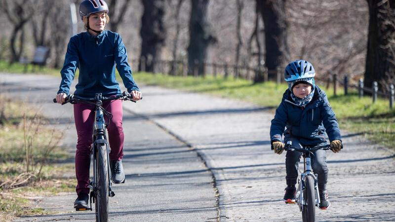 Rad als Geschenk zu Ostern: Tipps für das erste Kinderfahrrad Teil der Familienmobilität: Erleben Kinder, dass die Familie viel radelt, möchten sie oft schnell auch mitmachen.