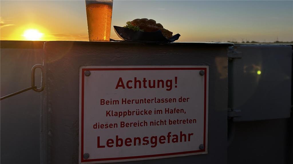 Teil der Music-Cruise: Konzert, Elbe, Sonnenuntergang, Bier und Fischbrötchen. 