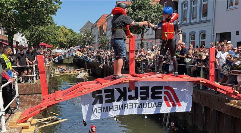 Einstürzende Brücken: So gerne gehen Studenten in Buxtehude baden Teil der Prüfung bei den Sommerbrücken der Hochschule 21: Zwei Erbauer testen die Belastbarkeit, indem sie sich auf der Brücke begegnen und sich mit Handschlag begrüßen.