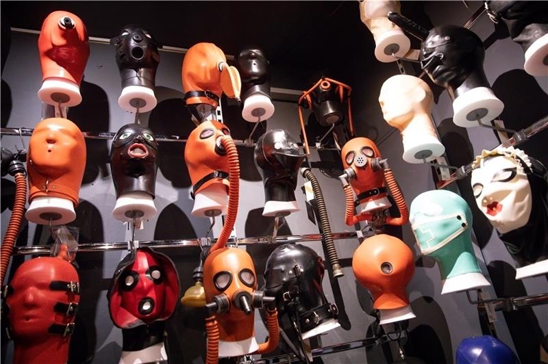 Teil des Sortiments in der Boutique Bizarre sind Masken aus Latex. Das Erotikkaufhaus auf der Reeperbahn, das sonnabends von bis zu 2000 Kunden besucht wird, feierte gestern sein 30-jähriges Bestehen Foto: Christian Charisius/dpa