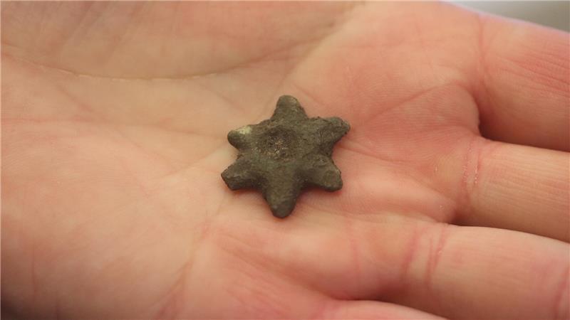 Teil einer Gewandfibel mit Emaille (9. Jahrhundert).