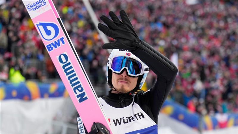 „Absolute Tragödie“: Norweger-Betrug erschüttert Skispringen Teil eines systematischen Betrugs? Johann André Forfang winkt ins Publikum.
