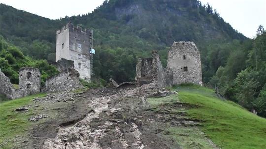 Teile der Burgruine Falkenstein im oberbayerischen Flintsbach sind nach heftigen Regenfällen abgerutscht.