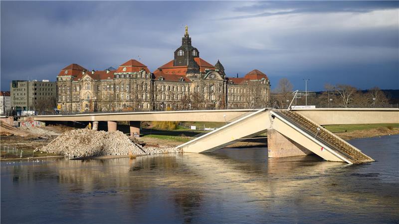 Teile der Carolabrücke in Dresden stürzten im September in die Elbe. (Archivbild)