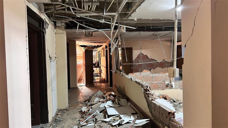 Beben verwüstet Altenheim in Cali - alle Bewohner überleben Teile der Decken sind eingestürzt und Wände eingerissen.
