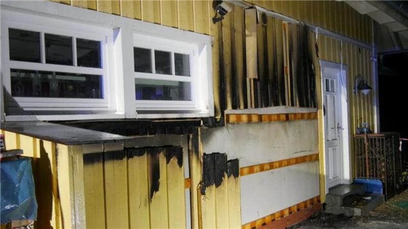 Teile der Fassade wurden geöffnet, um eine mögliche Ausbreitung des Feuers zu kontrollieren. Es entstand Sachschaden in bislang unbekannter Höhe.