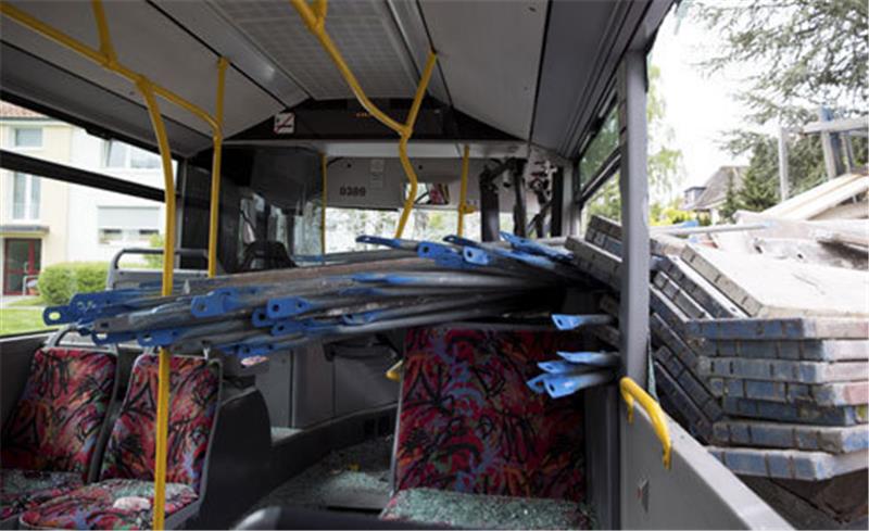 Teile der Lkw-Ladung sind in den Bus geschleudert worden. Foto dpa