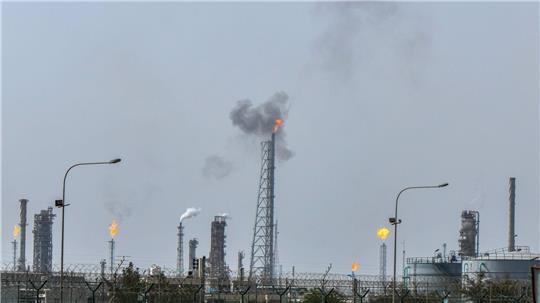 Teile der Mina Al-Ahmadi Ölraffinerie in Kuweit sind nach Drohnenangriffen abgeschaltet worden.