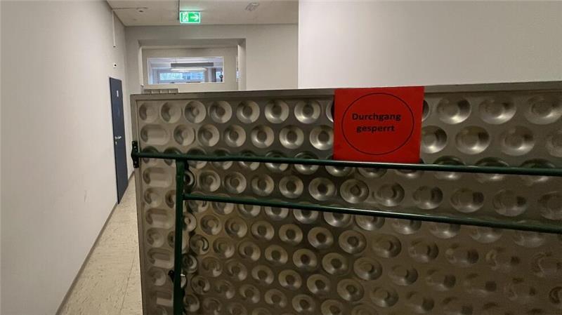 Teile der Schule sind bereits seit Tagen abgesperrt. Zu den belasteten Räumen gehört auch das Lehrerzimmer.