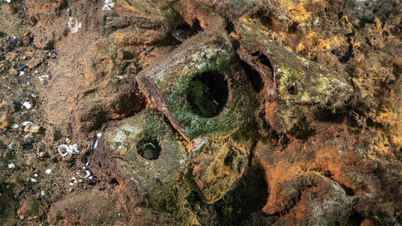 Schiffswrack von 1495: Munitionskiste und Kettenhemd Teile des 1495 gesunkenen Kriegsschiffs „Gribshunden“ in Südschweden.