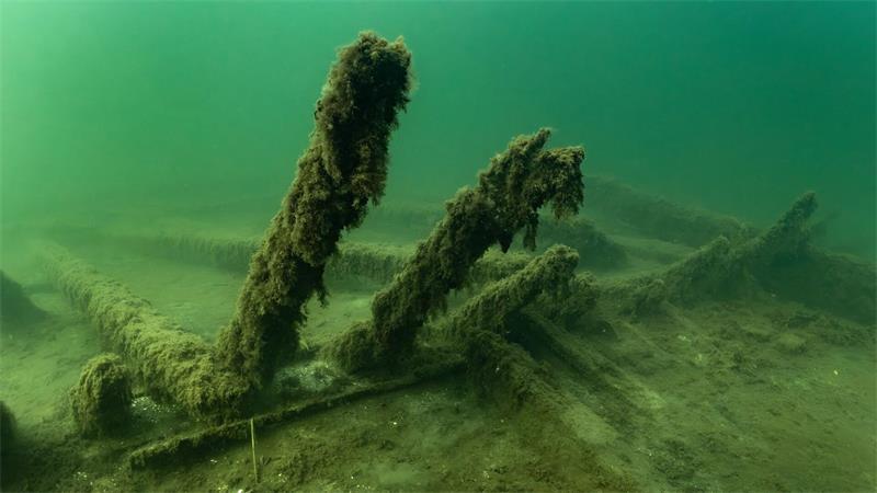 Schiffswrack von 1495: Munitionskiste und Kettenhemd Teile des 1495 gesunkenen Kriegsschiffs „Gribshunden“ in Südschweden.