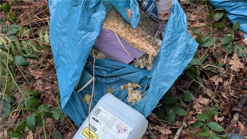 Teile des Abfalls landen in einem Gewässer.