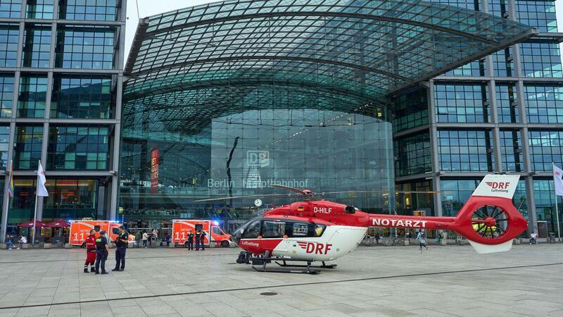Frau am Hauptbahnhof Berlin gestorben, Kind schwer verletzt Teile des Berliner Hauptbahnhofs sind nach dem Unglück gesperrt - ein Rettungshubschrauber steht bereit.