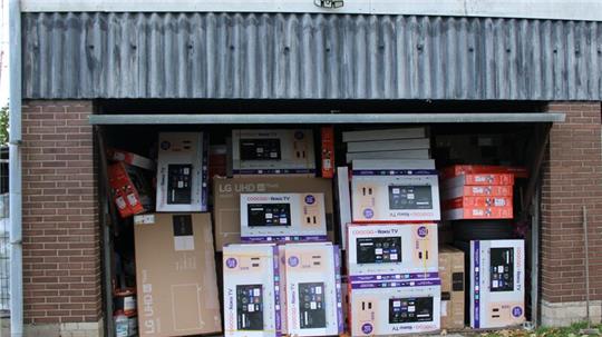 Teile des Diebesgutes aus dem Millionen-Diebstahl in Duisburg in einer Garage.