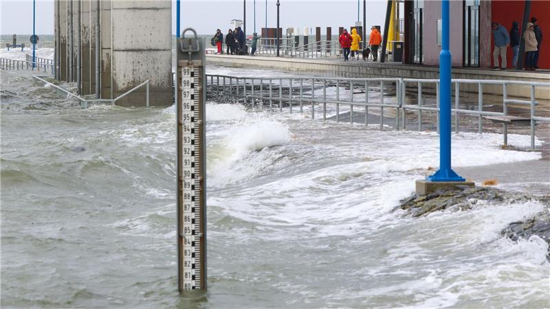 Sturmtief fegt über Deutschland – Verletzte und Fährausfälle Teile des Fährhafens von Dagebüll werden bei einer Sturmflut überflutet.