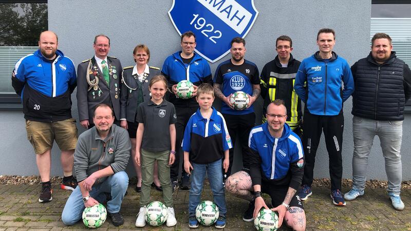 Teile des Organisationsteams sowie Bürger und Gäste freuen sich auf den Anpfiff zum 24-Stunden-Fußballspiel.